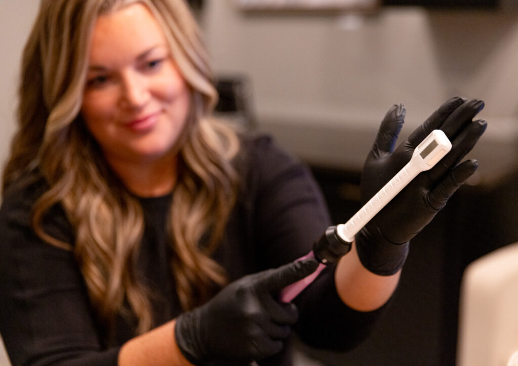 Close up of a provider showing the device for vaginal dryness treatment in Panama City.